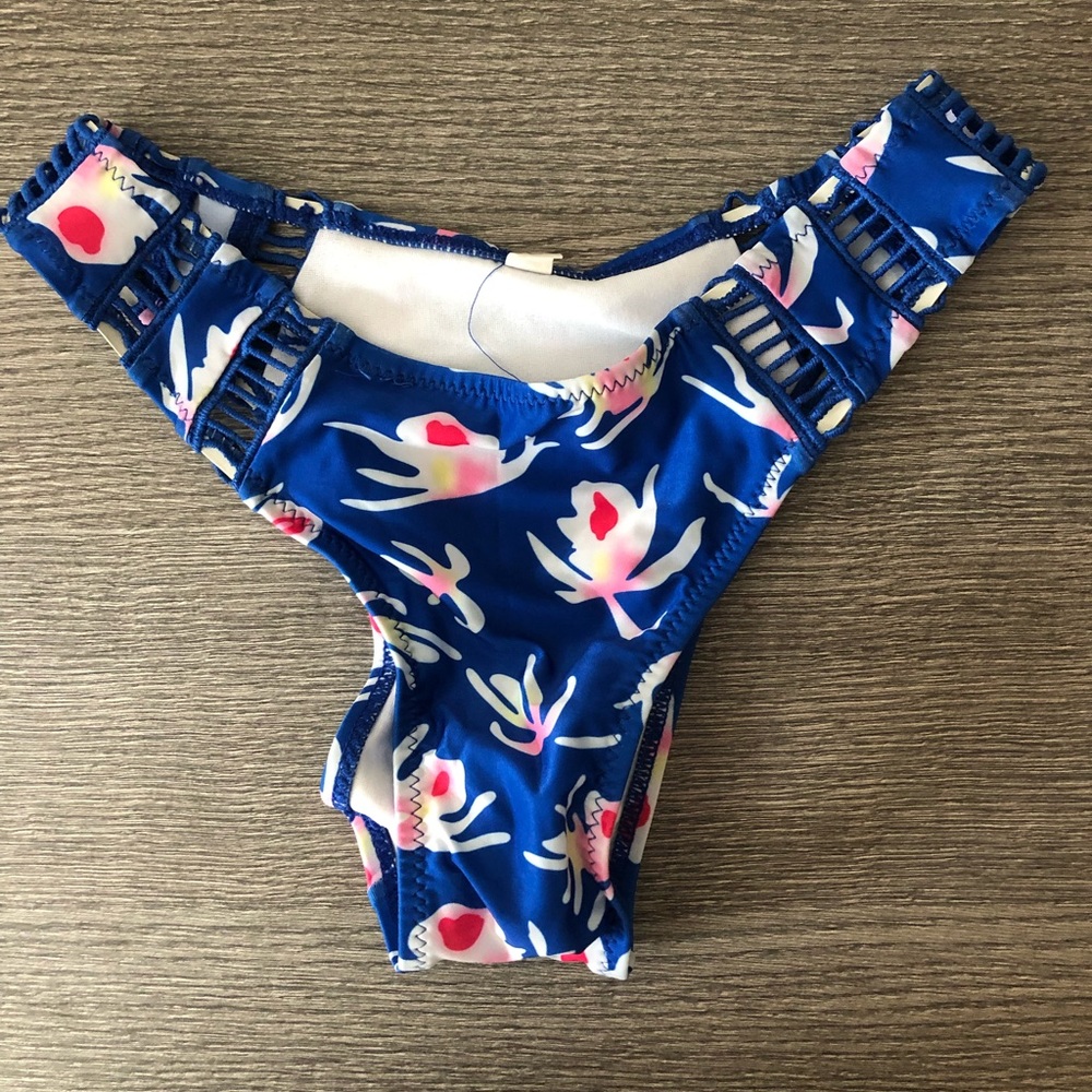 Floral print cage detailing bikini bottoms